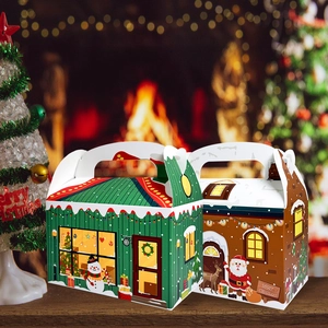 Detail von weihnachtlichen Geschenkkartons in Hausform mit Nikolaus- und Schneemannmotiven