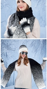 Détail d'un ensemble d'hiver tricoté avec bonnet polaire, écharpe et gants tactiles