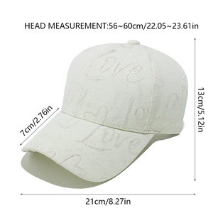 Détail de la broderie Love sur une casquette de baseball beige avec motif cœur