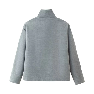 Rückansicht einer grauen kurzen Wolljacke mit Stehkragen und hochwertiger dicker Textur