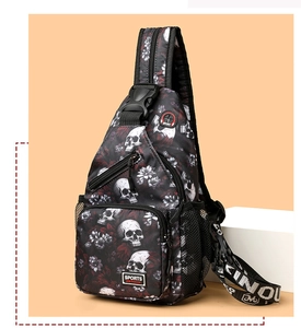 Detailansicht der Umhängetasche mit Totenkopf- und Blumenprint sowie Reißverschlüssen