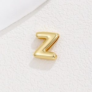 Makroaufnahme eines goldenen 3D-Ballon-Buchstaben-Z-Anhängers mit glatter Oberfläche