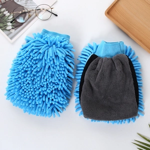 Dual-sided blue chenille and grey mesh car wash mitt detail for scratch-free cleaning