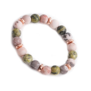 Dettaglio del bracciale di perle da 10mm con diaspro rosa e pietre naturali verde oliva