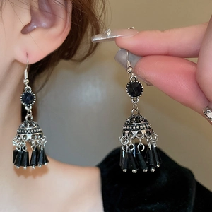 Orecchini etnici vintage con nappe, finitura in argento antico e perline di cristallo