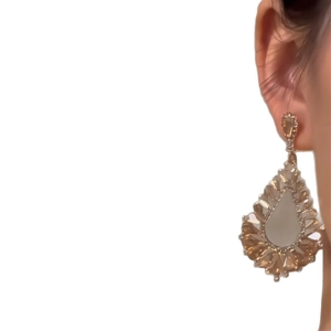 Boucles d'oreilles pendantes champagne avec tige en argent et pavé de pierres de luxe