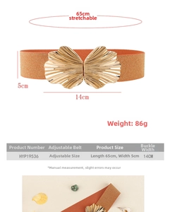 Detail eines orangefarbenen elastischen Gürtels mit goldener Metallschnalle und Textur