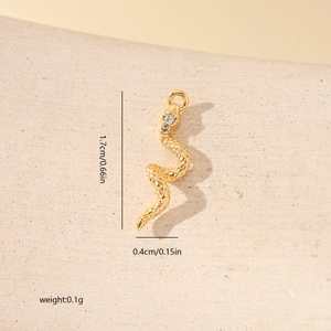 Détail du pendentif serpent doré avec yeux en zircone et mesure de taille de 1,7cm