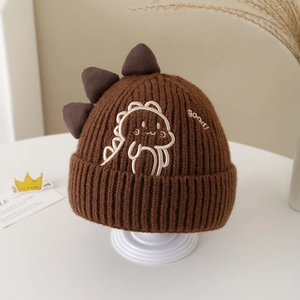 Détail du bonnet en tricot marron pour bébé avec nageoires de dinosaure en 3D