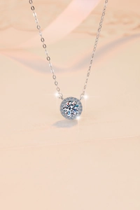 Dettaglio della collana in argento sterling con ciondolo in moissanite tonda e montatura halo