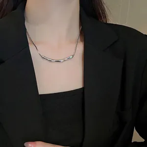 Minimalistische silberne geometrische Halskette mit einem polierten gebogenen Anhänger