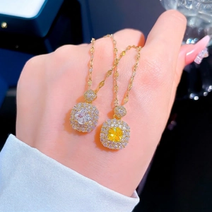 Collier luxueux en acier titane avec oxydes de zirconium jaunes et blancs étincelants