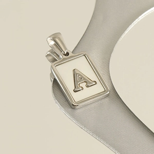 Pendentif rectangulaire argenté poli avec incrustation blanche et détail lettre A