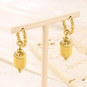 Dettaglio di orecchini a lanterna placcati oro 18K con finitura martellata su pietra