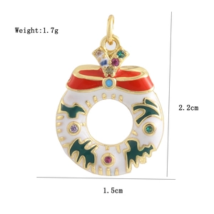 Détail du pendentif couronne de Noël avec strass colorés et dimensions 2,2x1,5cm