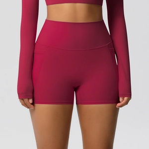 Détail d'un short de yoga bordeaux à taille haute avec poches et finition mate