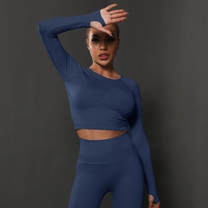 Détail de l'ensemble de fitness sans couture bleu marine avec passe-pouces et legging