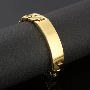 Vista macro de pulsera de cadena cubana dorada pulida en un soporte negro