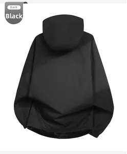 Rückansicht einer schwarzen, wasserdichten Outdoor-Jacke mit winddichtem Funktionsstoff