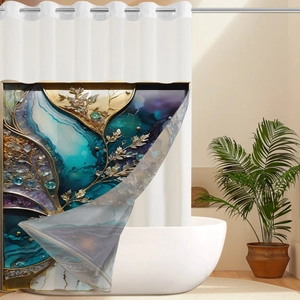 Detailaufnahme vom Duschvorhang mit luxuriösem Marmormuster in Blau, Violett und Goldtönen