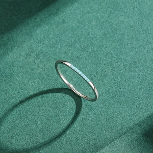 Bague minimaliste en argent sterling S925 ornée d'une rangée de petites turquoises