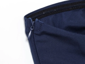 Détail de la robe en popeline bleu foncé avec fermeture éclair invisible et bande antiglisse