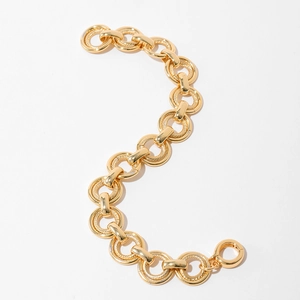 Detalle de la pulsera de cadena de metal pesado chapada en oro de 18K con diseño plano