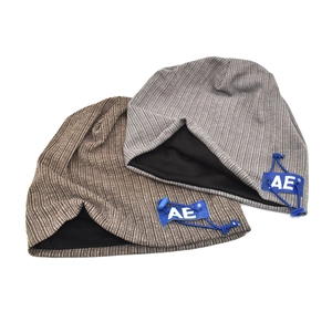 Détail macro du bonnet en tricot avec texture côtelée et écusson bleu avec logo AE