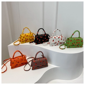 Mini crossbodytassen met aardbeienprint in zes kleuren op witte displaystandaarden