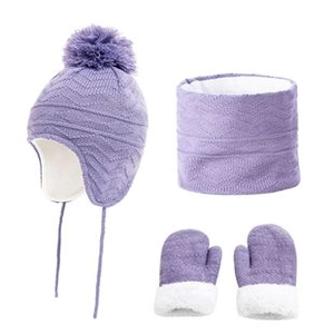 Vista dettagliata del set invernale in maglia viola con cappello, sciarpa e guanti in pile