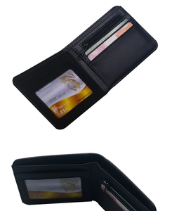 Detailansicht der flachen Brieftasche mit Kartenfächern und einem Reißverschlussfach