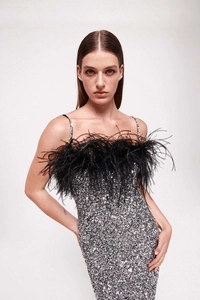 Elegante abito lungo di paillettes argento con piume nere e spalline sottili