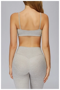 Vista posteriore del set yoga grigio melange con reggiseno a spalline e leggings