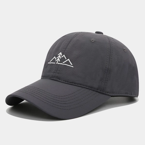 Vue détaillée de la casquette gris foncé avec broderie de montagne et tissu à séchage rapide