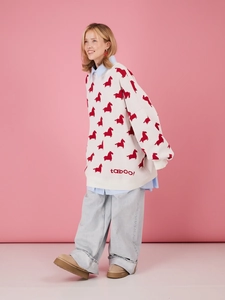 Pull en maille blanc ample avec motif cheval rouge et broderie sur fond rose