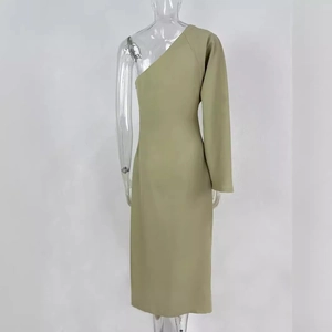 Eng anliegendes olivgrünes One-Shoulder Midikleid mit Langarm und strukturierter Textur
