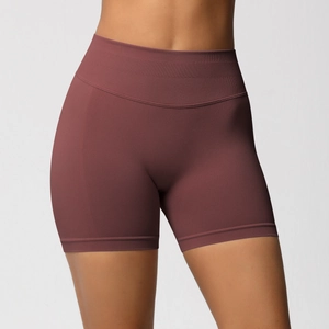 Détail du short de sport sans couture avec taille haute côtelée et texture tricotée