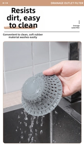 Primo piano del filtro per lavandino in silicone grigio con fori per filtrare i capelli