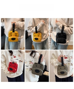 Detalle del bolso de nylon con forma de cachorro lindo con orejas y asa ancha