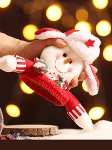Detail einer handgestrickten Schneemann-Geschenktüte mit festlicher rot-weißer Textur