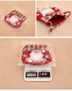Détail du sac cadeau Père Noël à carreaux avec balance affichant le poids et la texture