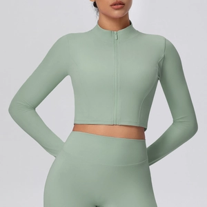 Detailaufnahme der salbeigrünen Yoga-Jacke mit Reißverschluss und elastischem Sportgewebe