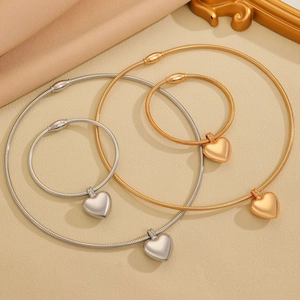 Elegante set di gioielli multistrato in oro e argento con ciondoli a cuore