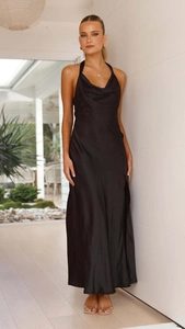 Détail de robe de soirée élégante en satin noir avec col bénitier et fente haute latérale