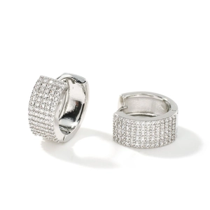 Boucles d'oreilles créoles argentées avec micro-pavage de cristaux de zircon