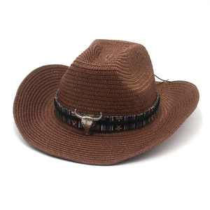Détail du bandeau ethnique et ornement de tête de taureau sur chapeau de cowboy