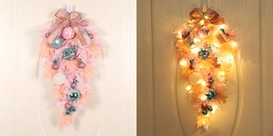 Dettaglio della ghirlanda natalizia in PVC rosa con palline blu e illuminazione LED calda