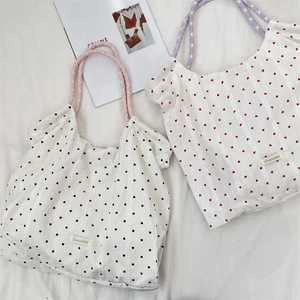 Détail du sac cabas plissé en toile avec micro cœurs et poignées en corde tressée