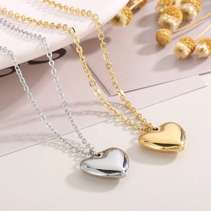 Elegantes Herzanhänger-Halsketten-Set in Gold und Silber auf minimalistischem Stahl