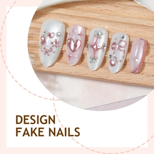Faux ongles faits main avec effet œil de chat perlé et breloques en forme de cœur